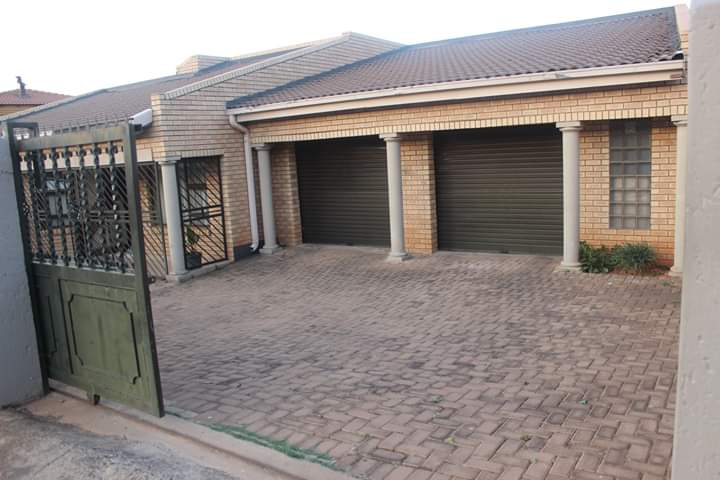 MgugaProperties's tweet photo. HOUSE FOR SALE

Read: https://t.co/Vmy2BtoMht https://t.co/eAA8jPlprK