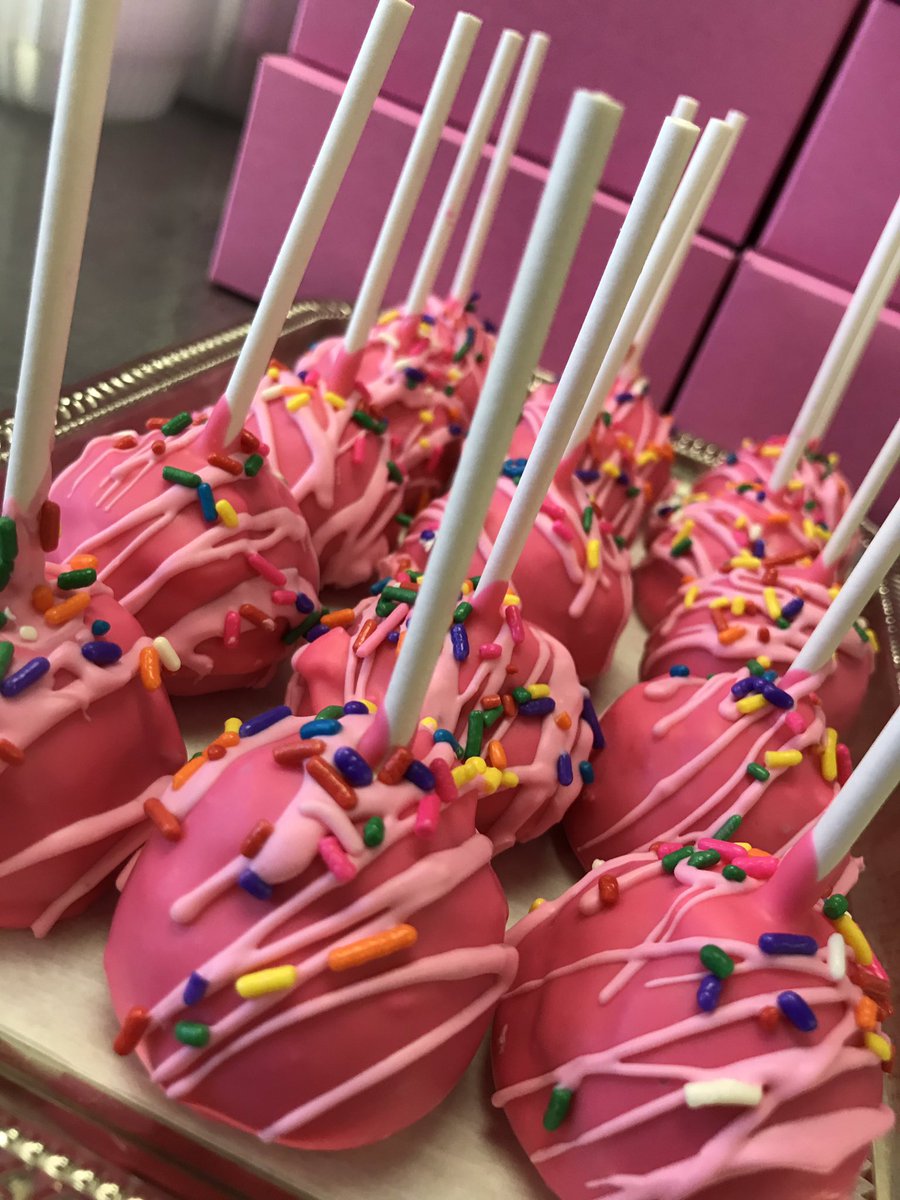 Strawberry Cakepops #cakepops #cupcakes #livaysweetshop LiVaySweetSop.com