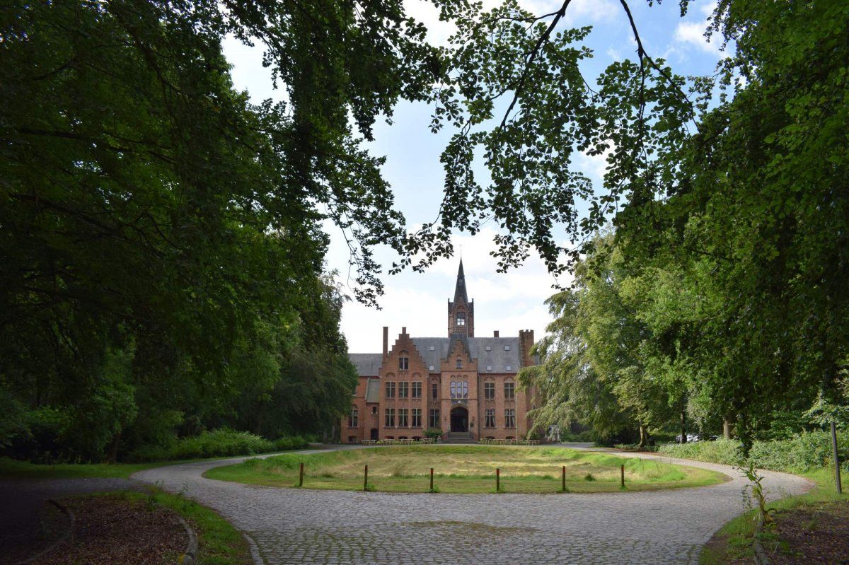 StadDamme's tweet photo. Ryckeveldebos #Sijsele blijft open voor buurtbewoners die wandelen of joggen. Maar met de 🚗🛵🏍 naar het 🌳🌳🌳🌲 is geen essentiële verplaatsing. 
Daarom zijn PARKEERPLAATSEN 🚧🚫 GESLOTEN 🚫🚧🚓. Kom te voet 🚶‍♀‍🚶‍♂‍ of met de 🚲🛴.  
#SamenTegenCorona https://t.co/yhAiz6jsyr
