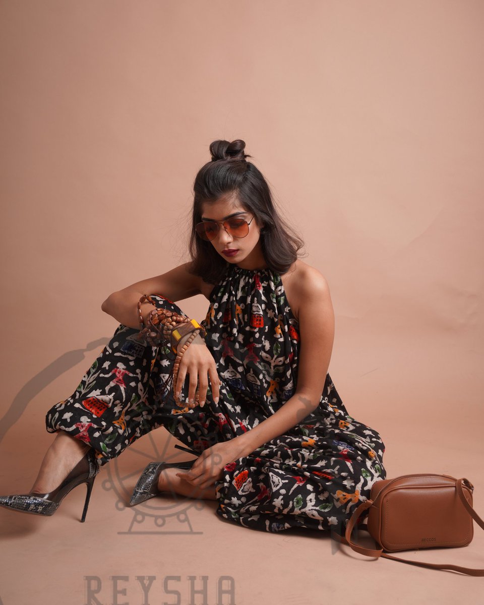 reyshabyS's tweet photo. #thecrudeone #blackbatikjumpsuit is a comfortable #zouave style #jumpsuit made in home grown #batikcotton from #Ujjain, MP.  Its perfect blend of Indian fabric n global silhouette. Use the pockets to add some more points in comfort. #reyshabyshreaysi https://t.co/zcjddeN40i