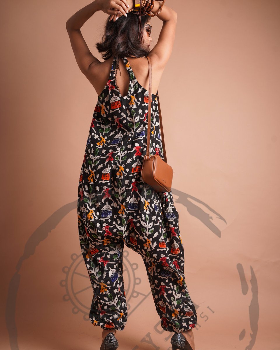 reyshabyS's tweet photo. #thecrudeone #blackbatikjumpsuit is a comfortable #zouave style #jumpsuit made in home grown #batikcotton from #Ujjain, MP.  Its perfect blend of Indian fabric n global silhouette. Use the pockets to add some more points in comfort. #reyshabyshreaysi https://t.co/zcjddeN40i