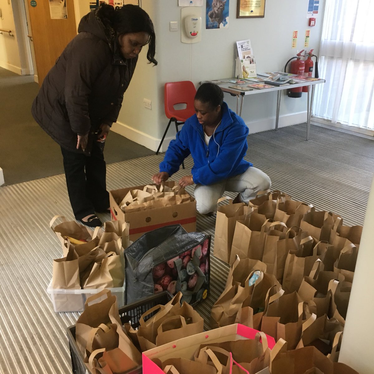 Kambala_RA's tweet photo. More food went out to elderly &amp; Haven Lodge sheltered housing in Battersea, Thank you @WasteNotProject  @klsettlement #community #food #kls #health #biglocalSW11 #community Please contact us to deliver donations. Thank you @WandsworthMayor for calling to help us! Stay safe every1 https://t.co/y2VJak5FhM