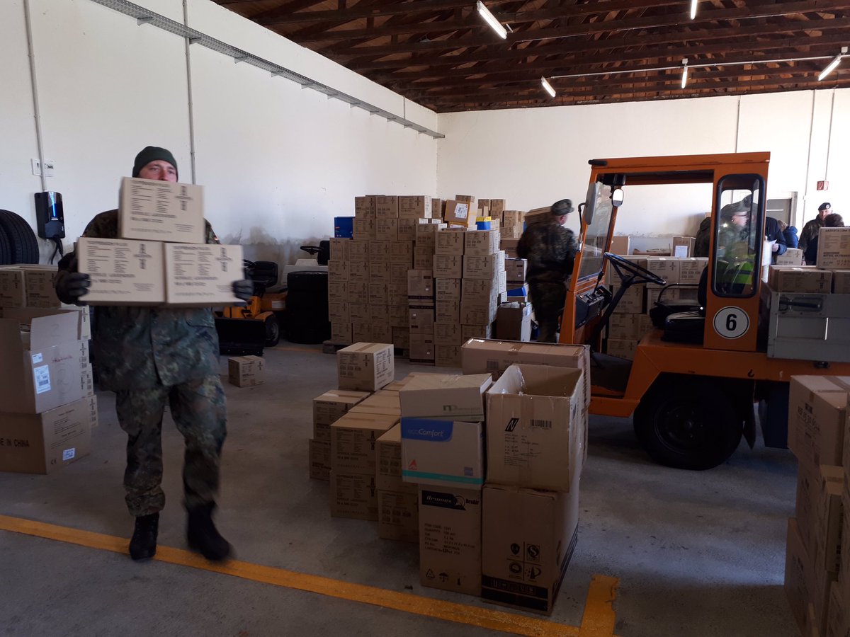 Eine 1. Teillieferung Schutzmaterialien wurde heute in #Magdeburg verladen u. zu den Landkreisen gebracht. Bei der Verteilung helfen 10 Soldaten des LogBtl 171 aus Burg. Die Hauptlieferung, insb. Schutzmasken, wird folgen.
Wir sind die #SKB!
#Bundeswehr #FürEuchGemeinsamStark