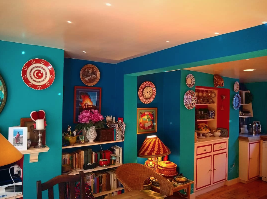 CressidaBell's tweet photo. My kitchen has points of light reflected all over the walls and ceiling from a mini glitter ball in my fruit bowl. At last, some Spring sunshine ! #glitterball #sundayafternoon #blueandturquoise #makingthebestofabadsituation #interiordesign #interiordecor #fashioninteriors https://t.co/7ixOaGQ8AP