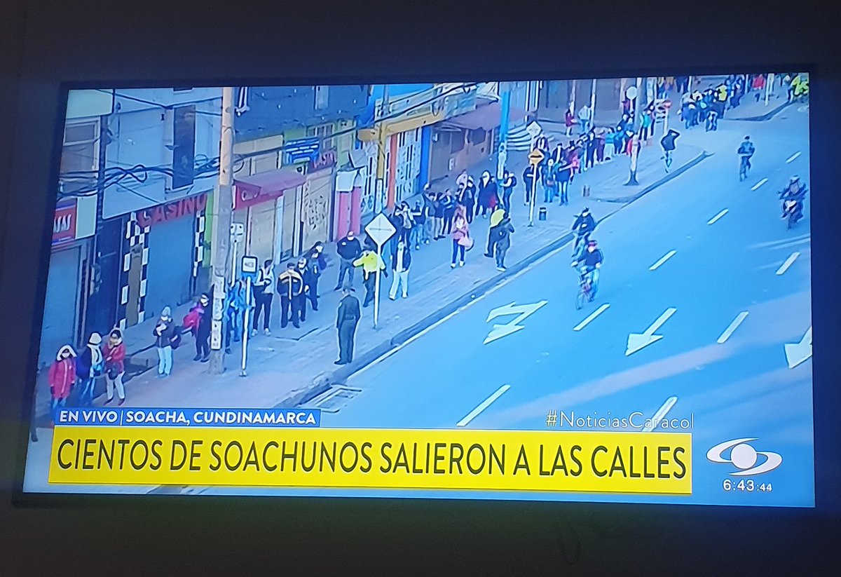 nitaruizr's tweet photo. 10000 personas desde Soacha intentando llegar a trabajar a esta hora, solo 42 comparendos @IvanDuque #CuarentenaNacional el punto aquí son los empresarios, control sobre empresas que obligan a salir a sus empleados. Ayudas para los más vulnerables. https://t.co/UZzNse8er4