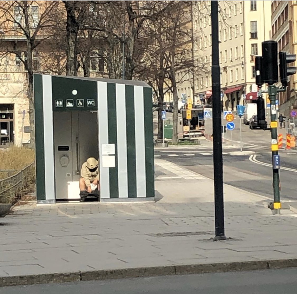 RasimReiz's tweet photo. Man vet att det är tomt i stan när man kan bajsa med öppen dörr på Norra Bantorget i centrala Stockholm. https://t.co/ZXZc7q15lW