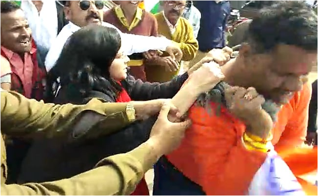 go4avinash's tweet photo. @arun9800 @mshiteshmohan DM #NidhiNivedita & SDM #PriyaVerma who manhandled #ProCAA supporters in #MadhyaPradesh have suspended by #ShivrajGovernment with immediate effect. https://t.co/NyenLgG7lH