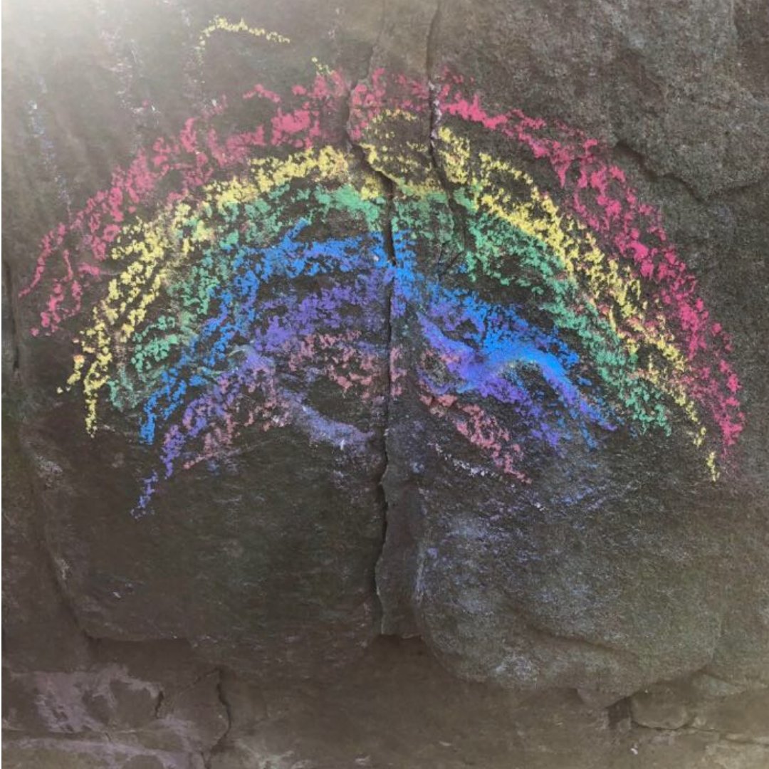 Who else has noticed all the feel good rainbow drawings popping up in people’s windows and front gardens over the last week? Young people across the UK have been creating masterpieces (like this one we spotted a few days ago ⬇️) to help spread hope in their local community! 🌈🌈