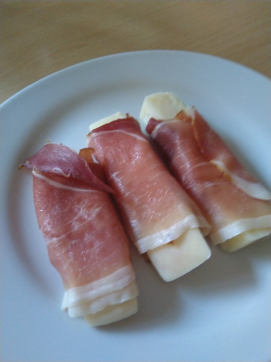 AlbetaV's tweet photo. Asi sedmý chod snídaně, které jsem zahájila v 6h. Eidam ve Schwarzwaldské šunce😳Bože, jak hluboce jsem klesla https://t.co/qKwx14chIr