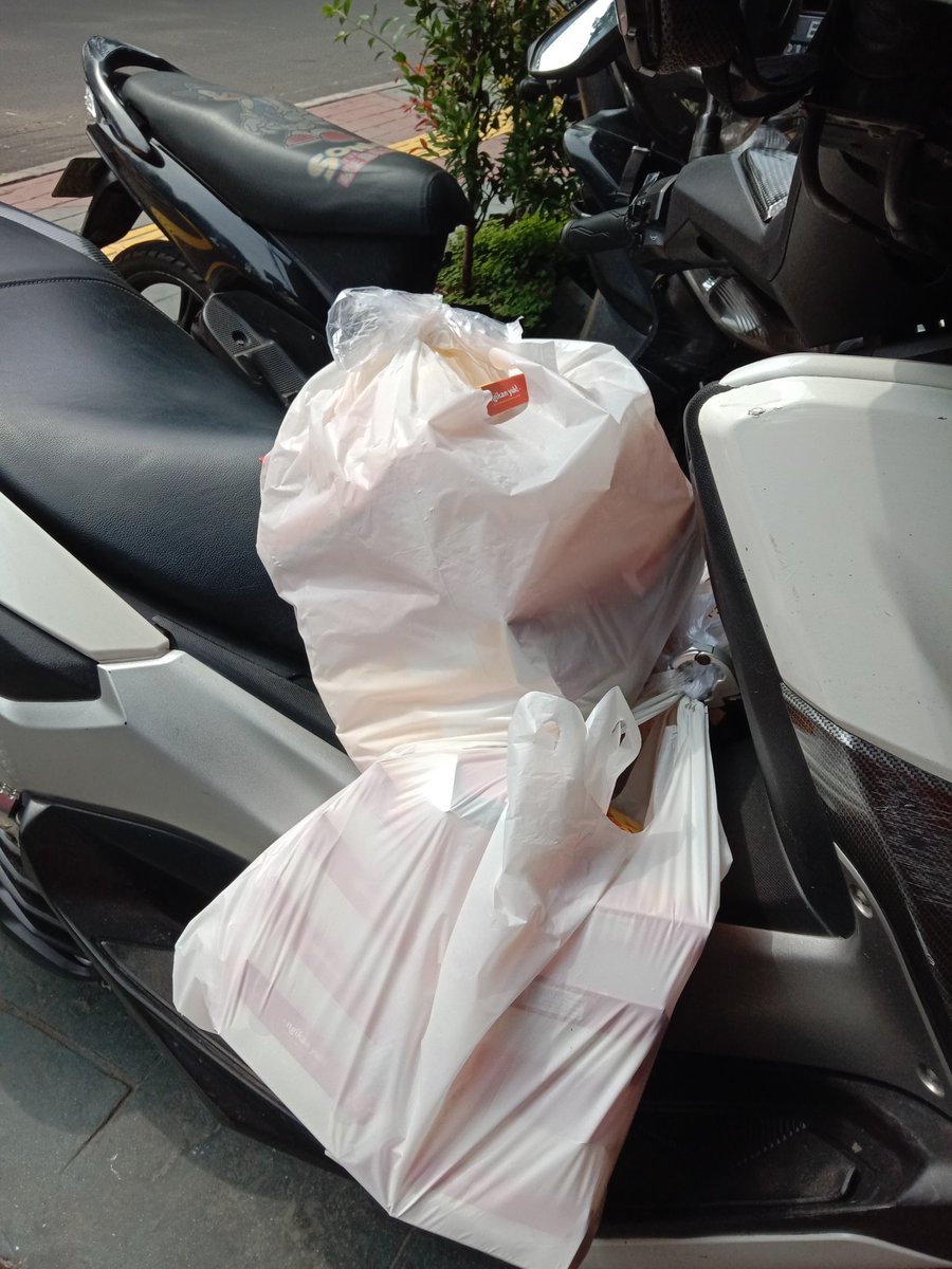 MSyafriani's tweet photo. Gais, barusan ada abang driver grab yg kena orderan fiktif. Kasian bgt, orderan total nya 725.000 abangnya udah nyari nyari orang nya ternyata gak ada orangnyaa ,bagi temen temen yang berbaik hati tolong bantu abang ini,dm aja ke saya insyaallah saya amanah https://t.co/taZOtnKpzg