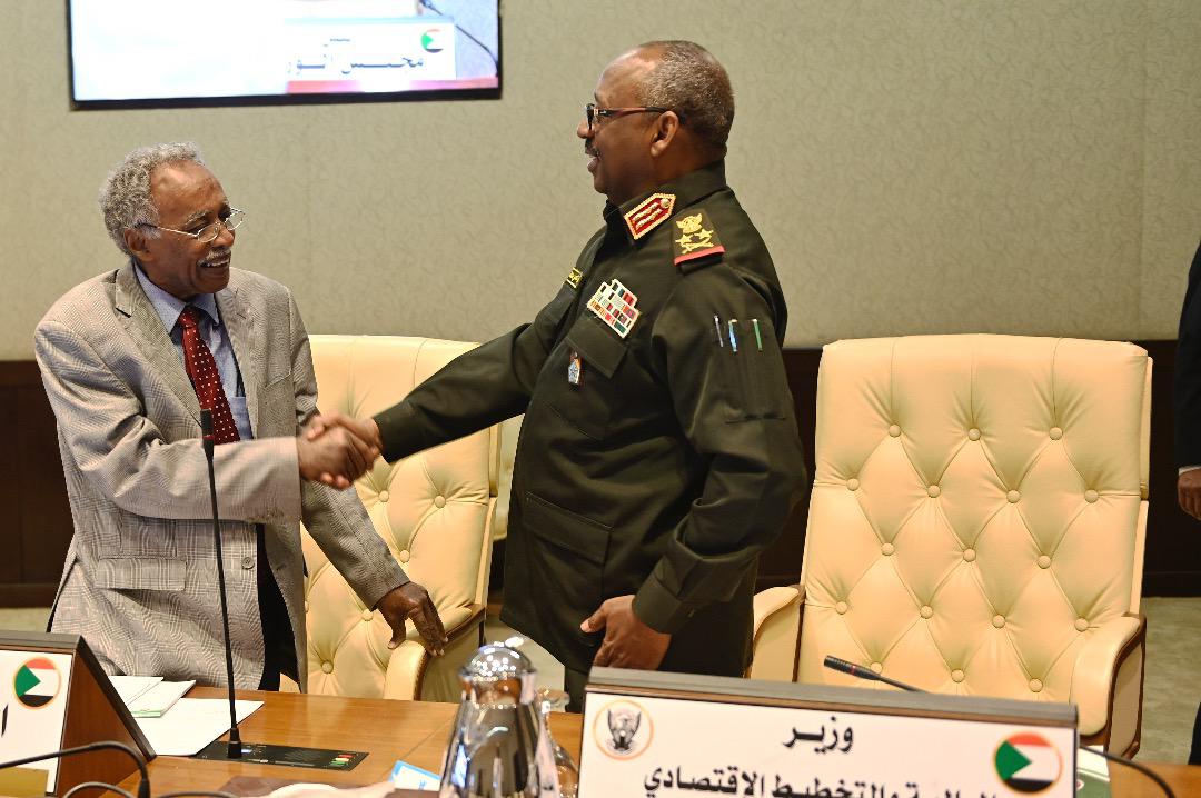 يمتاز الفقيد بالحكمة والصبر وحُسن الخلق والرأي السديد، وكانت له إسهامات مقدره من خلال موقعه في الحكومة الانتقالية ودوره الفعال في عملية السلام. أسأل الله تعالى أن يتغمده بواسع رحمته ويسكنه فسيح جناته مع الصديقين و الشهداء، وأتقدم بخالص التعازي لأسرته وزملائه وللشعب السوداني.