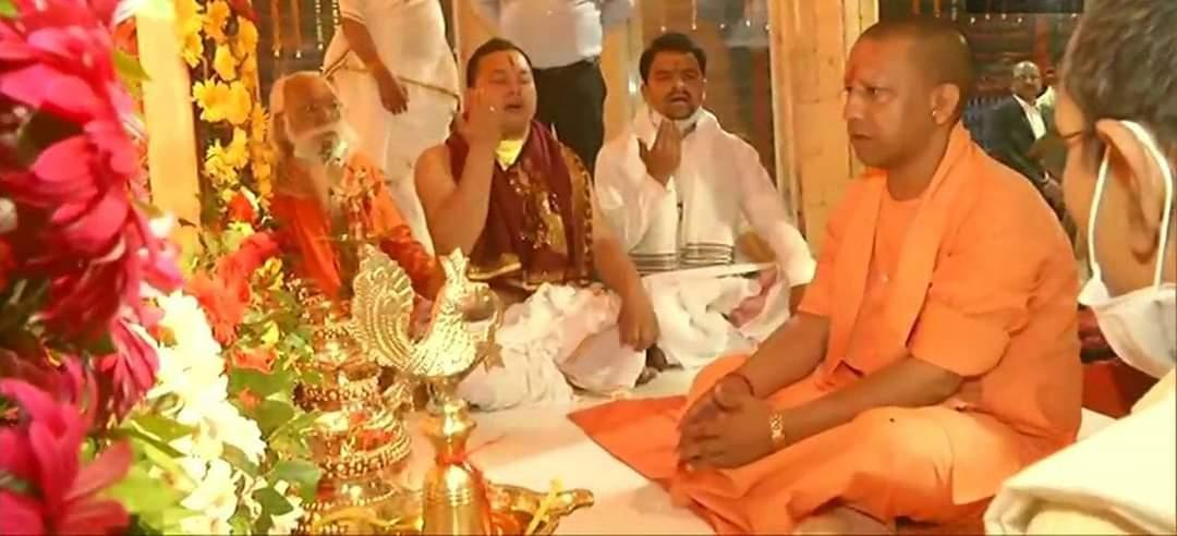 rahulgitapandey's tweet photo. सुखद तस्वीर-:492 साल बाद टेंट तिरपाल से निकलकर चांदी के सिंहासन पर विराजे आराध्य  श्रीराम
हिंदू_नववर्ष के शुभ मुहूर्त पर अस्थायी फायबर बुलेटप्रूफ मंदिर में स्थापित किये गए,
प्रभु श्रीराम जी स्थायी भव्यमंदिर निर्माण तक यहीं रहेंगे
#विराजो_श्रीराम @Real_Anuj #विराजो_श्रीराम https://t.co/zxBSAQklOe