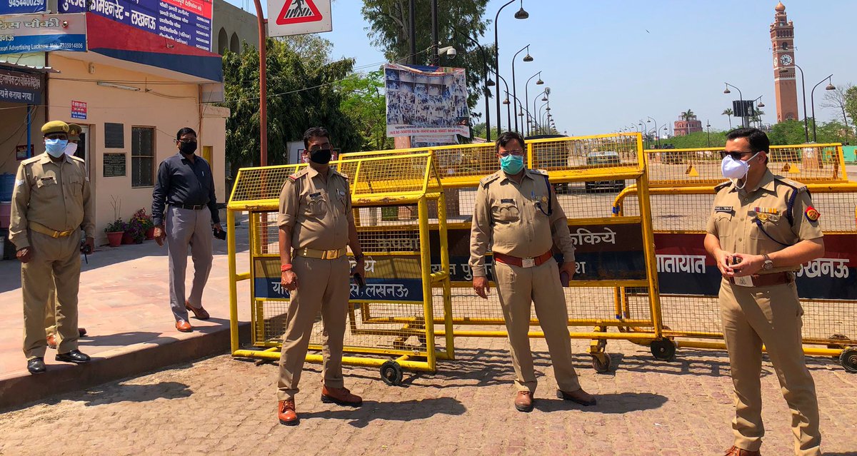 vctcop's tweet photo. 25.03.20
Barrier Check Point ‼️
Near #Ghantaghar
           #Rumigate
           #Lucknow
@lkopolice 
@DCPWEST1 
@LoJcp 
@LkoCp 
@Uppolice 
@AdminLKO 

#IndiaFightsCorona https://t.co/1YuuYMCMOd