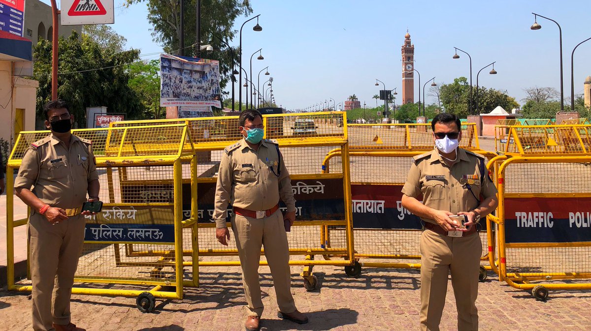 vctcop's tweet photo. 25.03.20
Barrier Check Point ‼️
Near #Ghantaghar
           #Rumigate
           #Lucknow
@lkopolice 
@DCPWEST1 
@LoJcp 
@LkoCp 
@Uppolice 
@AdminLKO 

#IndiaFightsCorona https://t.co/1YuuYMCMOd