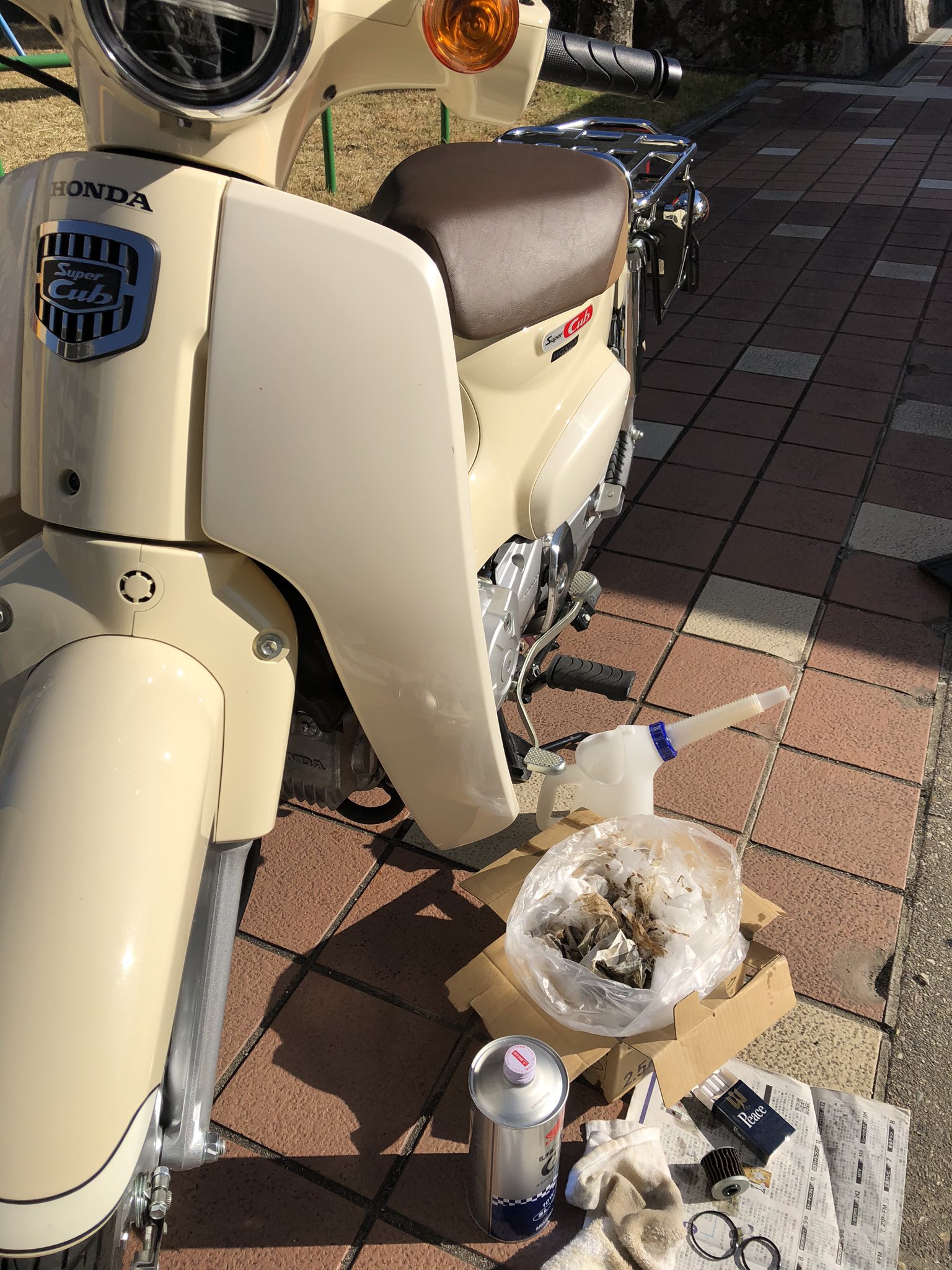 ブーカ ぶか Twitterren 初回点検1千kmは店でやり 以後3千km走行でスーパーカブのオイル フィルター ドレンoリング フィルター蓋oリング を交換したよ カブは初めてで1 5時間かかった 苦労した点は ドレンoリング外し ドレンキャップのバネ強い為の
