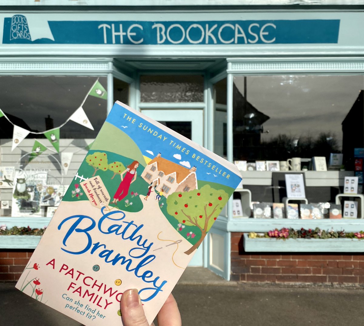 CathyBramley's tweet image. WE LOVE OUR BOOKSTORES, DON&apos;T WE?
A thread:
Tough times for everyone, I know. But our bookstores need our help and authors need our help...
#saveabookstore #helpanauthor #LockdownBooks