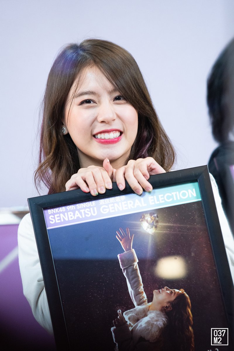 037_m2's tweet photo. กักได้แค่ตัว เพราะหัวใจอยู่ที่เธอ 💕

#FondBNK48 #BNK48 #037m2 https://t.co/9suY5kCWKK