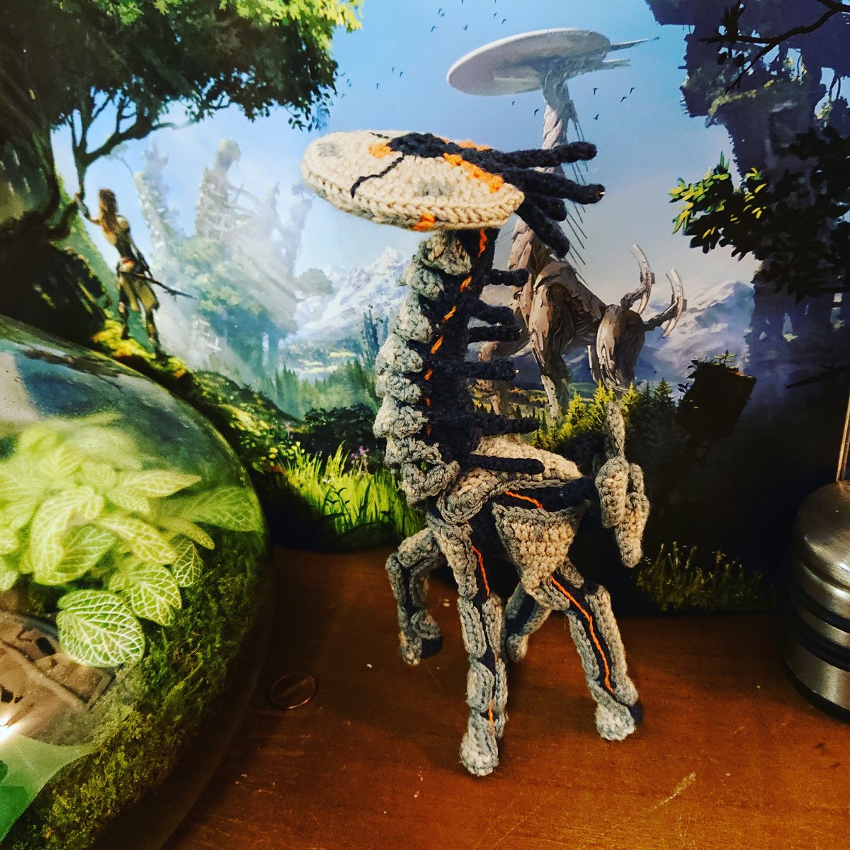 VoyageuseReves's tweet photo. Ça y est ! J'ai fini mon grand-cou d'horizon zero dawn ! Le confinement a eu du bon sur ce projet. Coudre chaque pièce d'armure était très très fastidieux.
#HorizonZeroDawn #amigurumi #artdoll #broadhead #grandcou https://t.co/wIXKx8Gg00