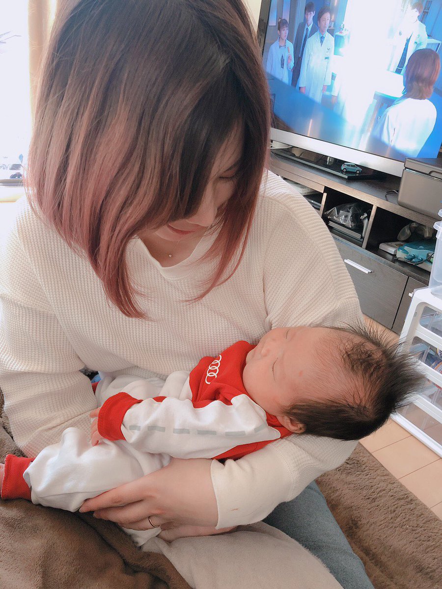 林礼華 در توییتر 抱っこしたらねんねしてくれた かわいい 生後2ヶ月もいってないちびちび赤ちゃん かわいい