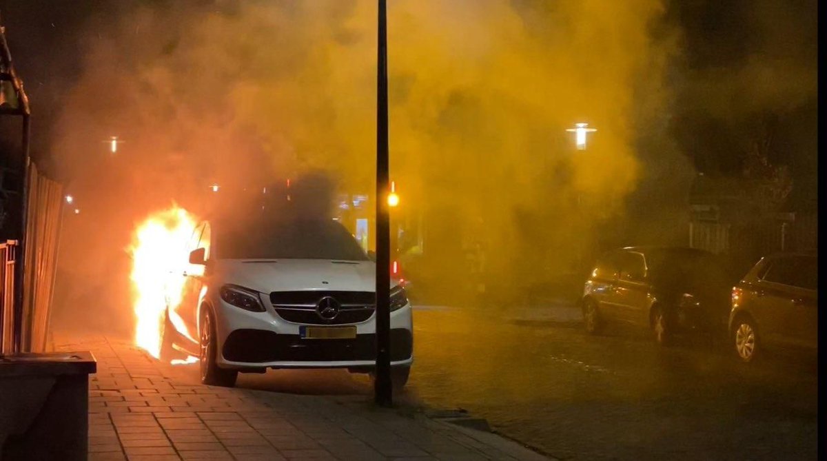 Twee autobranden in één nacht in Deventer .