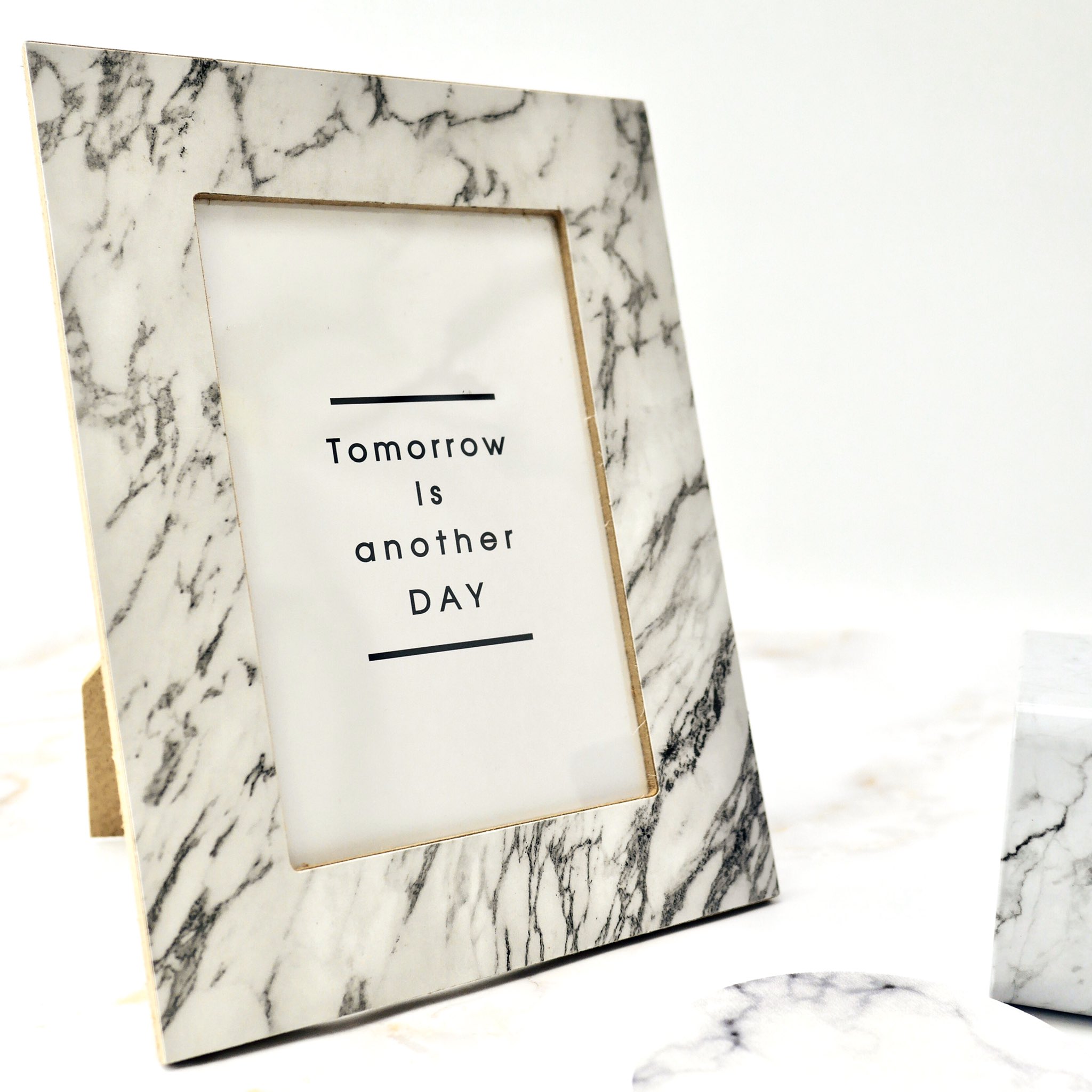 100円均一 ワッツ Watts ポストカードが入るフォトフレーム 存在感のある大きさです 各種 100 Tax 大理石調フォトフレーム ポストカードサイズ ホワイト ゴールド ホワイト ブラック 店舗により取扱 在庫が無い場合があります ワッツ