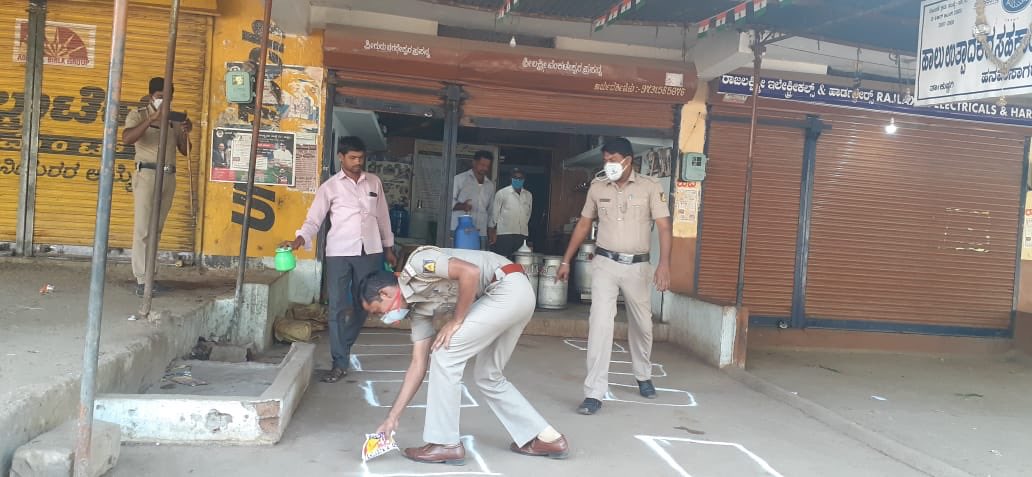 VishweshwarBhat's tweet photo. I really appreciate Karnataka Police who have reacted  very quickly to implement social distancing. 

#Social_Distancing #SocialDistancingPickUpLines #SocialDistance #SocialDistanacing https://t.co/3f6Pbfr7fl