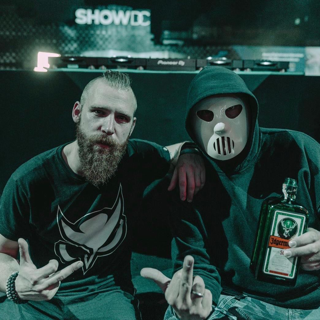 FestivalOctopus's tweet photo. La que van a liar estos dos en #OctopusFestival.

@dj_angerfist &amp; @nolz_mc https://t.co/tUOIVmqQT5