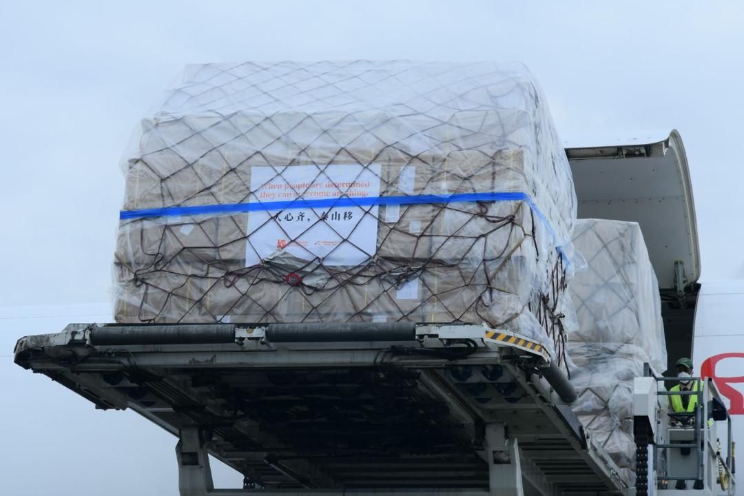Ethiopian Airlines se encarga del transporte a África del equipo médico COVID-19, donado por la Fundación Jack Ma.  Los suministros médicos se distribuirán a través de #FlyEthiopian a los 54 países africanos.