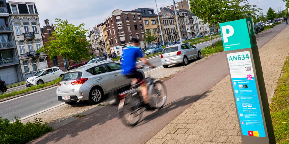 Stad_Antwerpen's tweet photo. 📢 Er gelden tijdelijk nieuwe regels rond de lage-emissiezone #LEZ. 🚗🏍 Je moet ook niet meer betalen om te #parkeren op het openbaar domein. Zo blijven essentiële verplaatsingen mogelijk. 👍➡ https://t.co/dhXL8aYSW0 https://t.co/tuIIMlXsrl