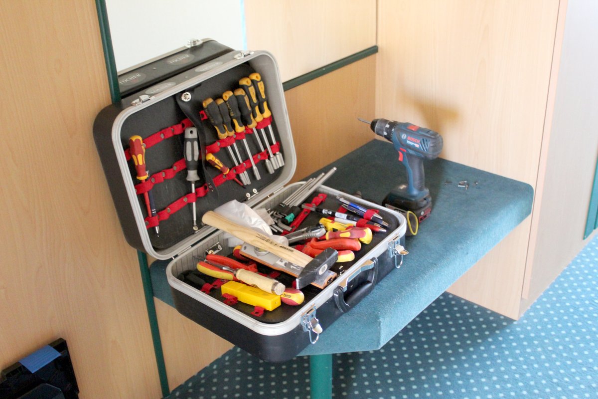 Es geht los! Der Werkzeugkoffer ist ausgepackt, Farbeimer und Teppiche sind angeliefert - unser Team steht in den Startlöchern 💪 Erkennen Sie die Räume wieder? Sie dürfen gespannt sein auf die neue Ausstattung unserer Räumlichkeiten!