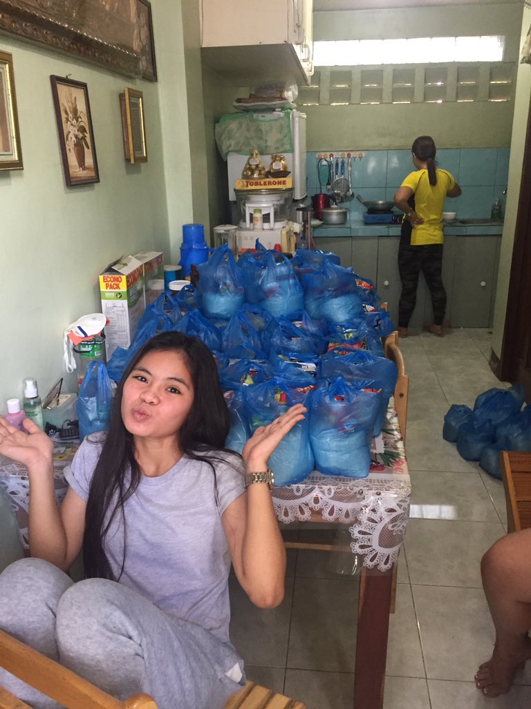 hanahaleo's tweet photo. Sharing our blessings for COVID19 lockdown❤️ thanks god to have this opportunity to help other people ❤️ https://t.co/3nvj0gBvlx