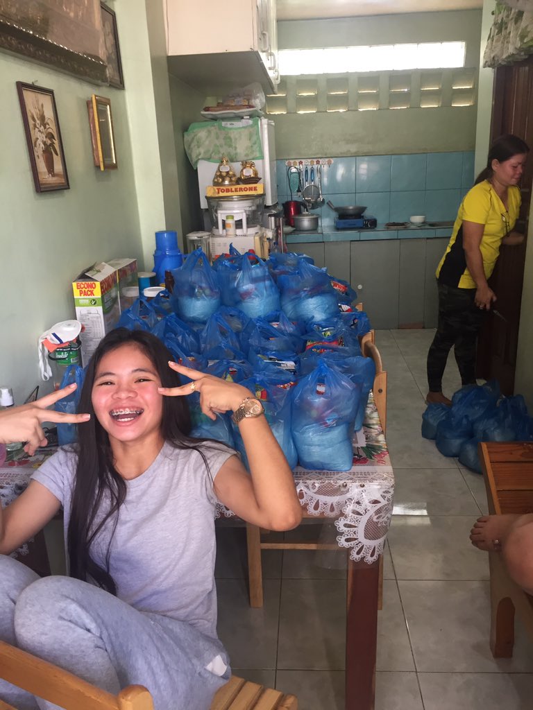 hanahaleo's tweet photo. Sharing our blessings for COVID19 lockdown❤️ thanks god to have this opportunity to help other people ❤️ https://t.co/3nvj0gBvlx