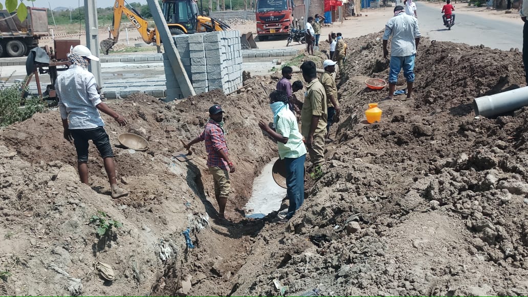 pebbair's tweet image. They Uneducated, but dedicated on there work 🙏
Thanks to to the #Pebbair Municipal staff, who r sharing the work without even caring of there health, family &amp;amp; the festive.
#Covid19 #Corona
#Lockdown21 
#StayHomeStaySafe 
@KTRTRS
@cdmatelangana 
@Collector_WNP 
@SingireddyTRS