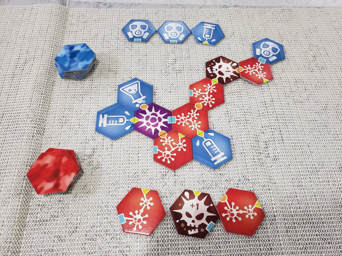 ままごと ボードゲームカフェ スポーツ応援スポット A Twitter この時節にピッタリなんだか 不謹慎なんだか微妙ですがw 本日当店に アウトブレイク という ウィルスが勝つか 7パネルつなげる ドクターが勝つか ウィルスの行く道をなくす というボード ゲームが