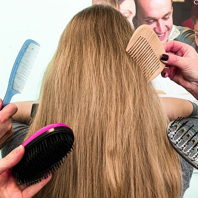 А с нами снова рубрика «История вещей» от специалистов отдела технико-экономической и сельскохозяйственной литературы. За их старания ❤️)
⠀
Любая красавица подтвердит: главной «добродетелью» современной расчески является деликатность воздействия на к… ift.tt/2QHITnM