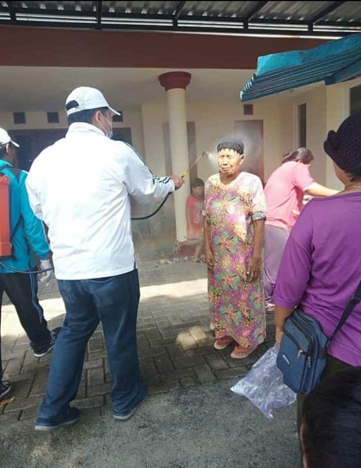 cara melakukan desinfectan masih banyak yg salah kaprah.. contohya pada kasus berikut. ibu-ibu disemprot pas pada mukanya... bisa berbahaya kalau kena mata, terhirup maupun desinfectan sampai tertelan..