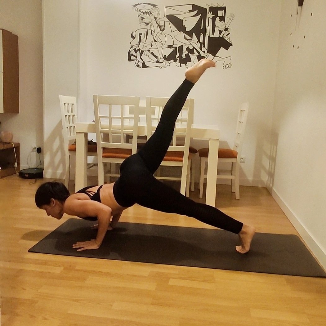 yogakevala's tweet photo. ¿Alguien se anima a celebrar chaturanga un miércoles más? 
Me encanta hacerla de mil versiones, sentir la fuerza que genera en mis brazos y en el tren superior, pero también me indica si no es el día, si necesito ir con más calma. ¿Y tú qué sientes en chaturanga? 

#yoga https://t.co/Gnv4nRYWL0