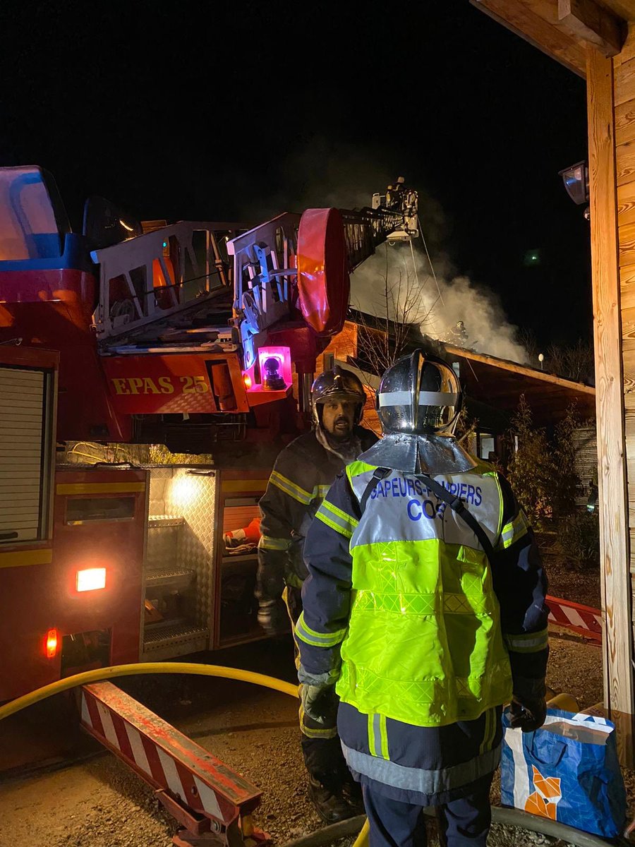 Pompiers04's tweet photo. 🔴[Feu habitation #Entrepierres]🔴
Feu cette nuit dans les combles d’une habitation R+1 en structure bois et toiture acier. Résidents sortis indemnes. Toiture entièrement détruite et habitation fortement endommagée. 
Longue opération de déblais ! Bon courage à tous ! https://t.co/HVO9mONFqW