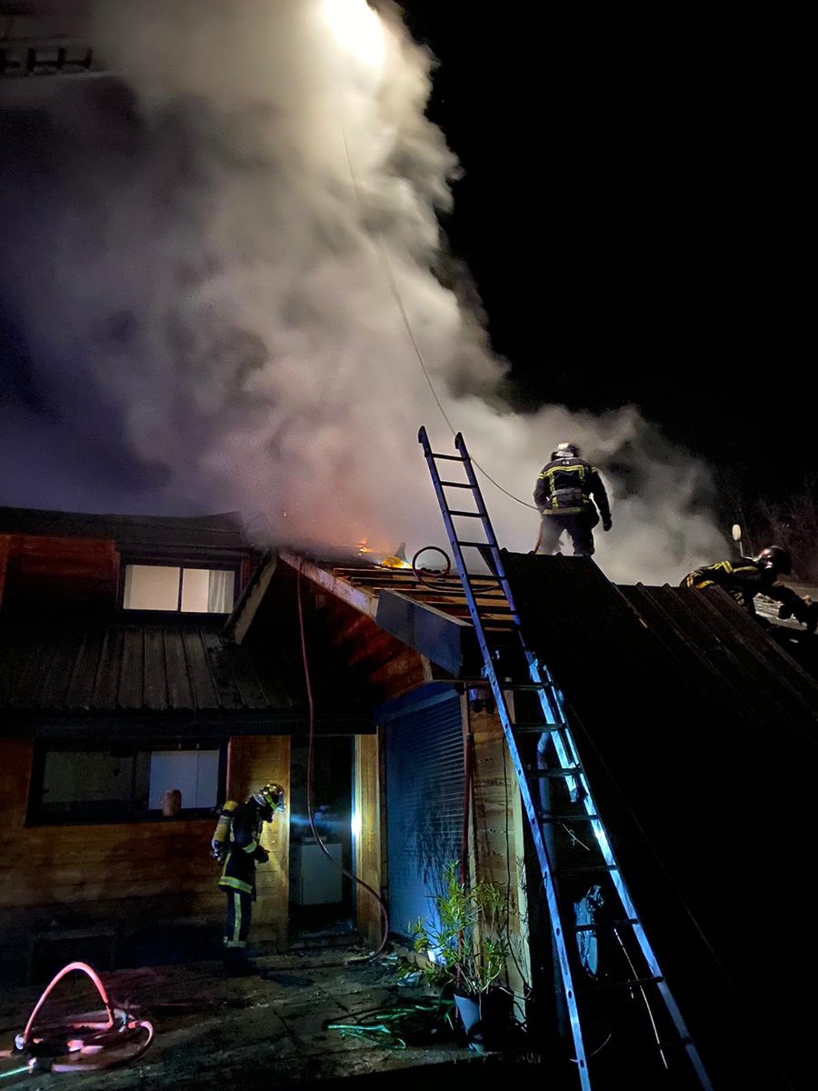 Pompiers04's tweet photo. 🔴[Feu habitation #Entrepierres]🔴
Feu cette nuit dans les combles d’une habitation R+1 en structure bois et toiture acier. Résidents sortis indemnes. Toiture entièrement détruite et habitation fortement endommagée. 
Longue opération de déblais ! Bon courage à tous ! https://t.co/HVO9mONFqW
