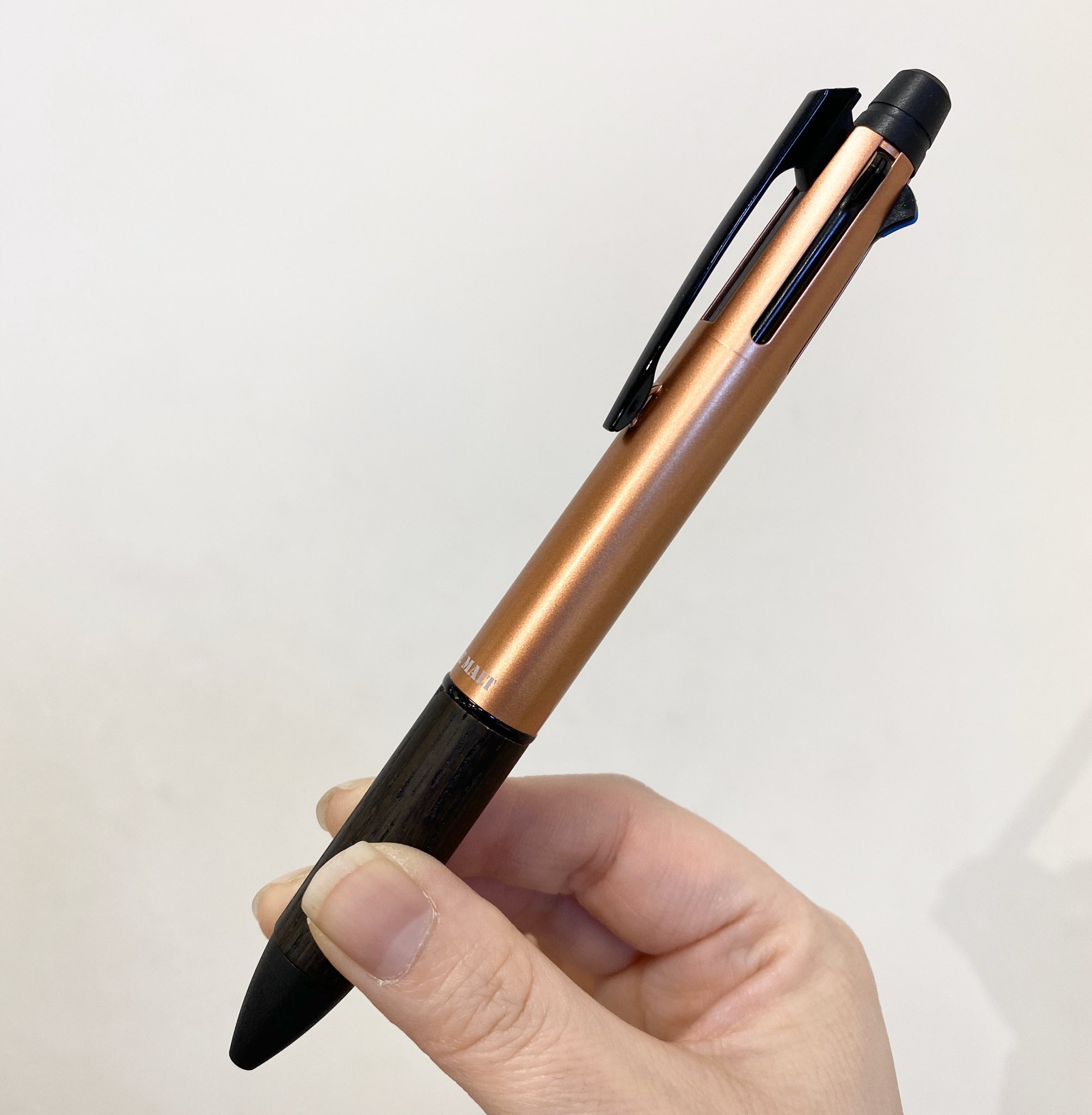 ギフショナリーデルタ A Twitter 三菱 ピュアモルトより限定カラー軸の多機能ペンが入荷しました カッパーゴールドの軸がすごくおしゃれでビジネスにもプライベートにも使えます インクはジェットストリームを使用しているので書きやすい 文房具 Bungu 梅田