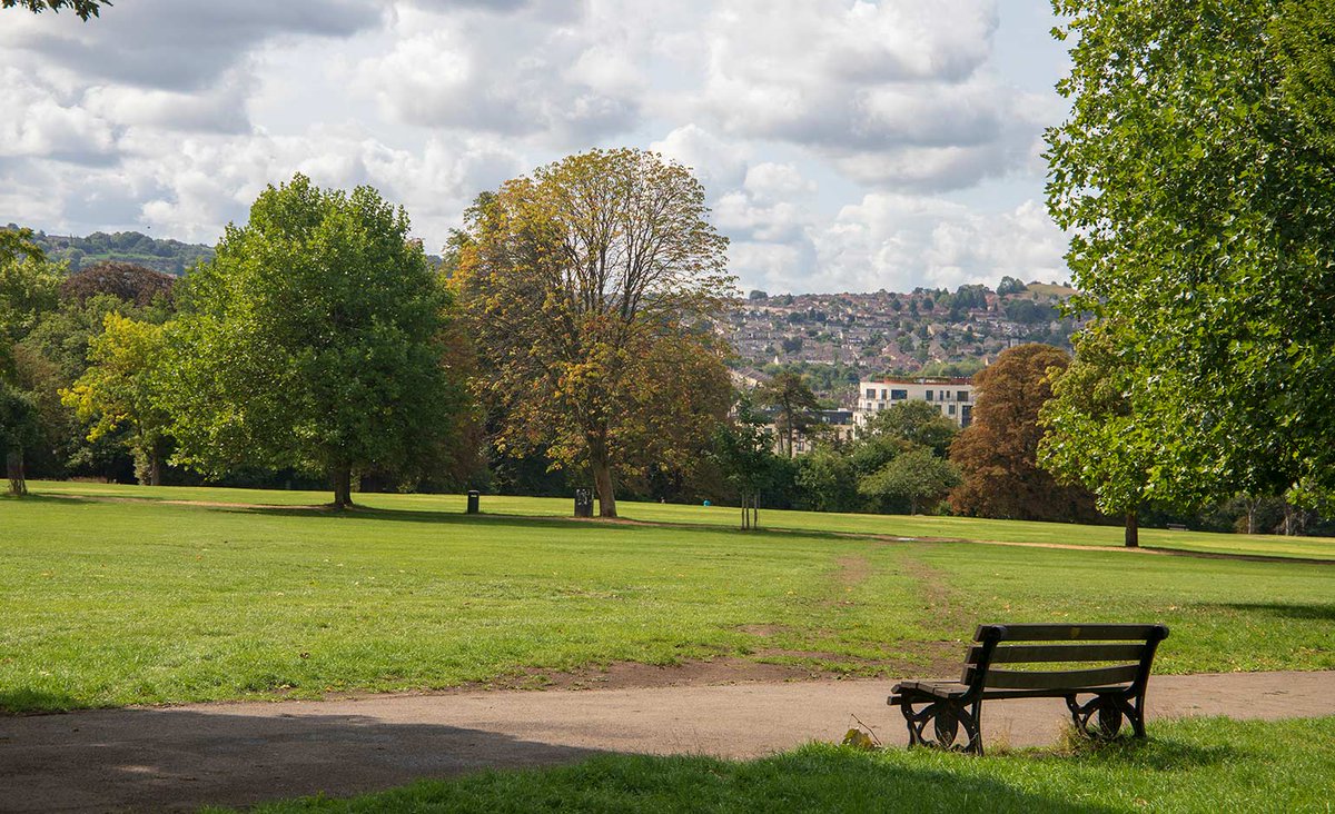 Warning issued after people are seen sunbathing and socialising in Bath bathecho.uk/2QLQjXb