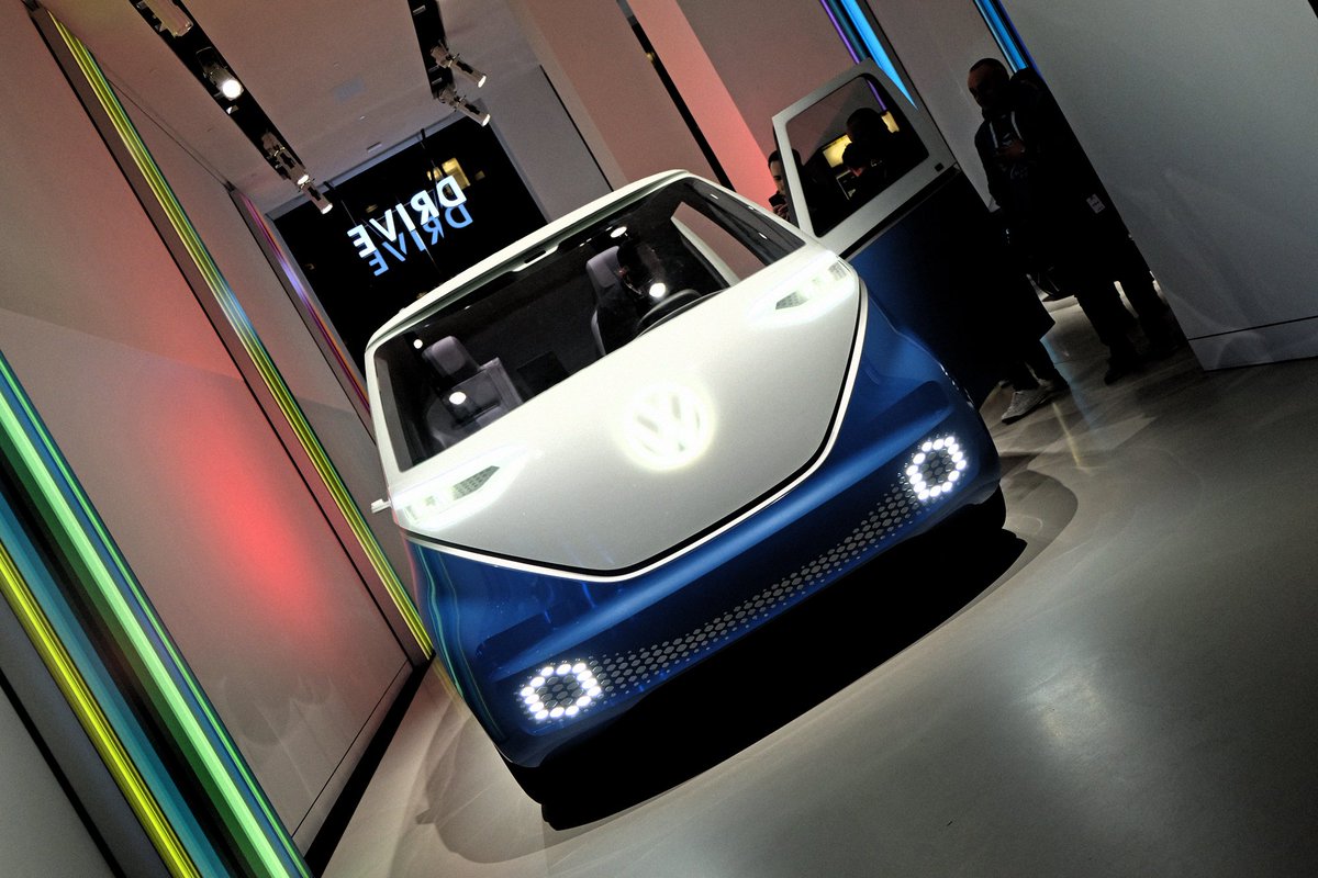 green_car_mag's tweet photo. Blick in den Sommer 2020...Drive Ausstellung Elektromobilität von der @VWGroup_DE in Berlin. Der IDBUZZ Cargo ist ein Ausblick auf die Zukunft. #vw #volkswagen #vwid #vwid3 #vwidbuzz #vwidcargo #driveberlin #driveelectric #starttodriveelectric #emobility #berlin https://t.co/JFAaR8IwOf