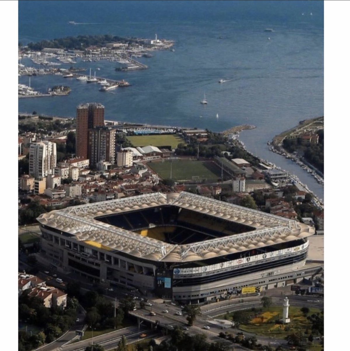 Bu dünyada her şey yalan
Bir tek gerçek sensin İnan
Yolun sonu ölüm olsa
Vazgeçemem ben, bu sevdadan.
Özledik <a href="/Fenerbahce/">Fenerbahçe SK</a>