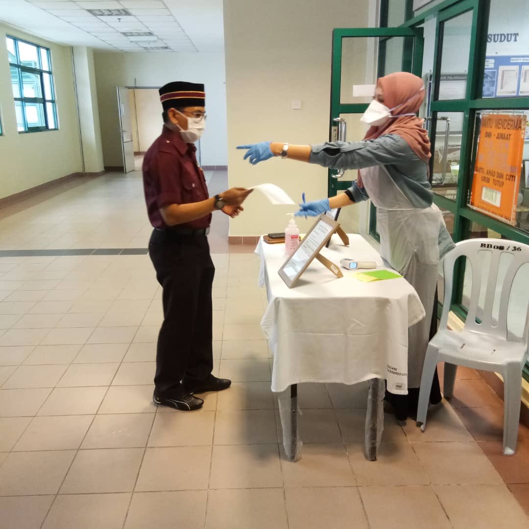 Takkan Pemuda PAS takut jarum kut 🤣🤣

'Terima kasih tuan. Kalau boleh ajaklah ramai lagi ahli Jabatan Amal Pemuda derma darah.”

Itulah kata-kata jururawat di Hospital Sultan Haji Ahmad Shah Temerloh tadi usai saya menderma darah di sana.

Jom ramai-ramai kita #dermadarah