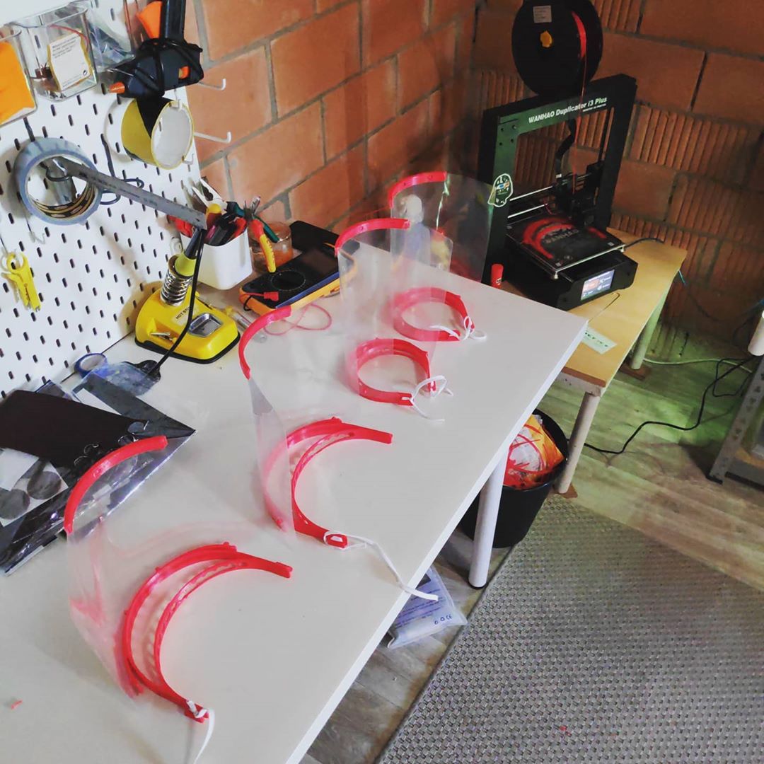 Gelaatsschermen produceren op volle snelheid #coronadenktank #3dprinting #makersgonnamake