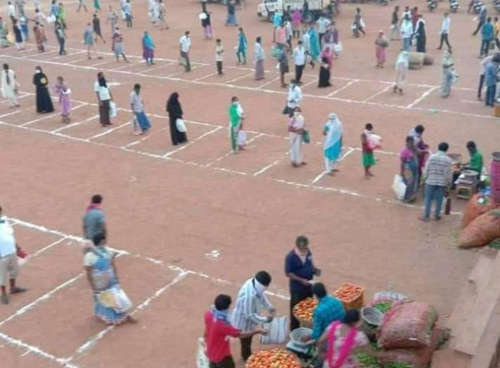 ndtv's tweet photo. #SocialDistancing being followed in Rythu market of Andhra Pradesh's Vijayawada amid #CoronavirusLockdown. https://t.co/tUTtw6qCU6