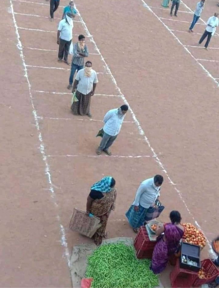 ndtv's tweet photo. #SocialDistancing being followed in Rythu market of Andhra Pradesh's Vijayawada amid #CoronavirusLockdown. https://t.co/tUTtw6qCU6