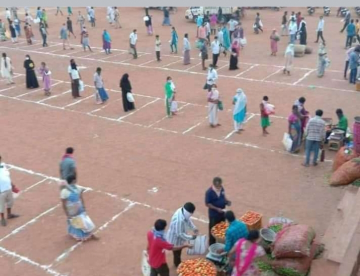 ndtv's tweet photo. #SocialDistancing being followed in Rythu market of Andhra Pradesh's Vijayawada amid #CoronavirusLockdown. https://t.co/tUTtw6qCU6