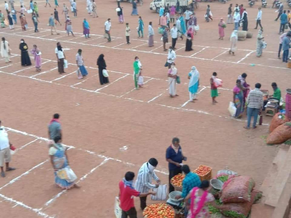 umasudhir's tweet photo. This is #Vijayawada #RythuBazaar #AndhraPradesh; so beautifully done; if governments across the country can get markets to operate like this, we would save ourselves from #coronavirus #SocialDistancing @ndtv @ndtvindia https://t.co/iA0MmGXgUJ