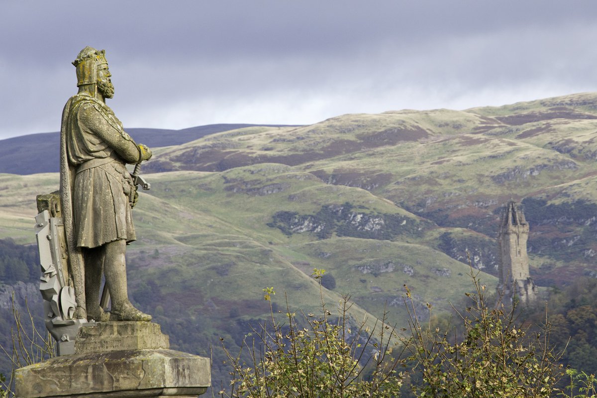 stirlingcastle's tweet image. A nod to Robert the Bruce whose statue is proudly standing on our esplanade to this day and who was crowned King of Scots #OTD in 1306.

And a virtual wave to our friends at @TheWallaceMon, who are just the right distance away 👋